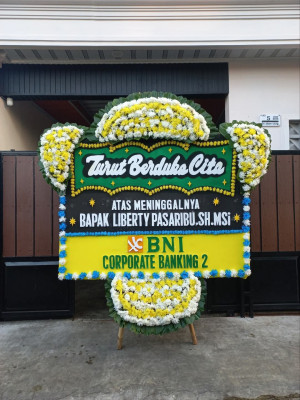 Papan Bunga Duka di Pantai Barat