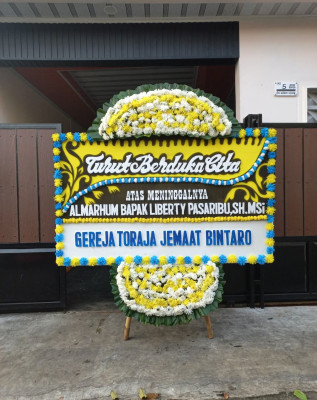 Papan Bunga Duka di Pantai Barat