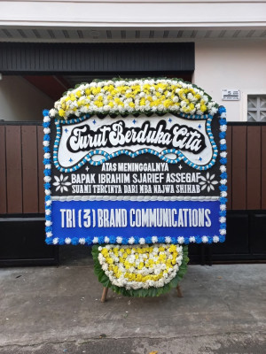 Papan Bunga Duka di Pantai Barat